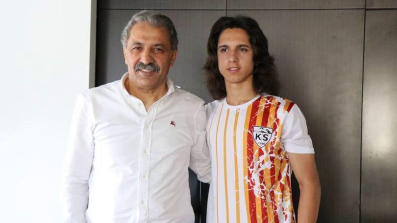 Kayserispor Emre Demir ile Profesyonel Sözleşme İmzaladı.