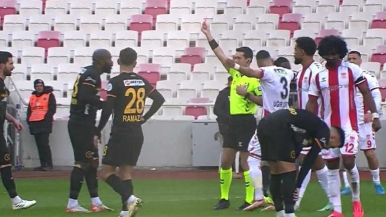 Kayserisporlu Bahoken, Maç Sırasında Cardoso ile tartıştı ve Kırmızı Kart Gördü.